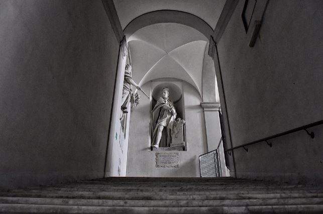 Albergo dei Poveri di Genova, statua di benefattore